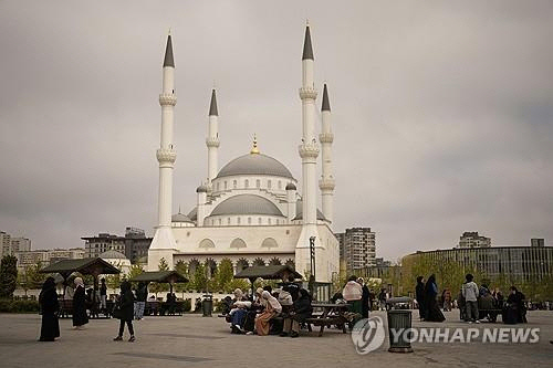 규모 6.2 지진 발생한 이스탄불에서 소피아성당 주변에 모인 시민들[AP=연합뉴스]